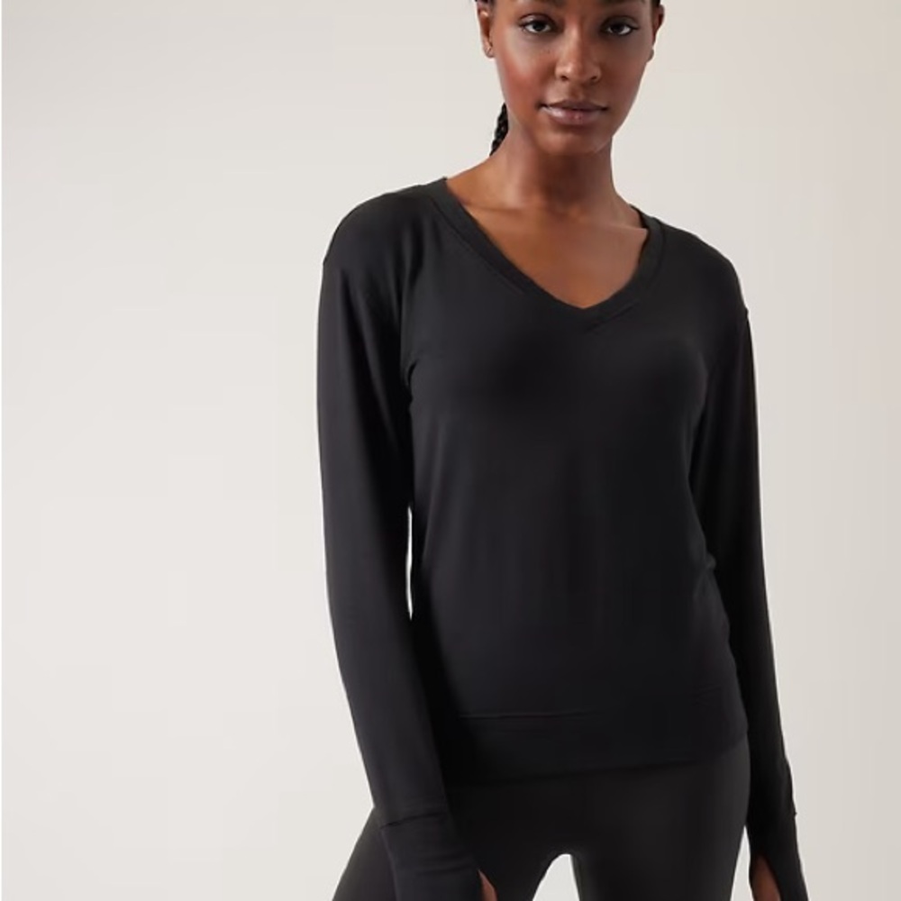 Athleta sunrise v neck sweatshirt nwt size large
OOS charcoal grey